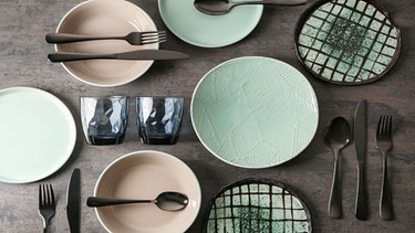 Warum essen wir, was wir essen? - Ein Tisch ist gedeckt mit unterschiedlichem Geschirr. | Bild: stock.adobe.com/Pixel-Shot