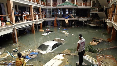 Zerstörte Hotellobby in Thailand nach dem Tsunami am 26.12.2004 | Bild: picture-alliance/dpa