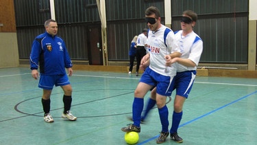 Training Blindenfußball,  zwei Spieler mit Trainer | Bild: BR
