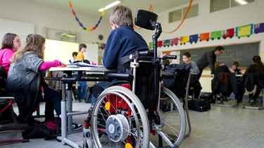 Schüler im Rollstuhl in einer Unterrichtsituation | Bild: picture-alliance/dpa