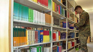 Ein Student der Universität der Bundeswehr in der Bibliothek | Bild: BR