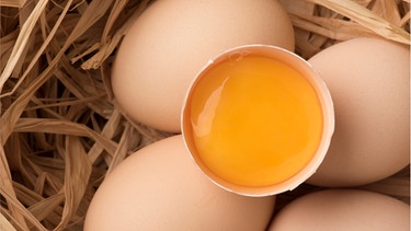 Eier im Stroh. Steckt im Eigelb oder Eiweiß mehr Protein?  | Bild: getty images/ wochit