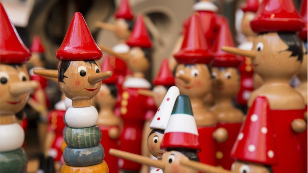 Zu sehen sind unterschiedliche Pinocchio-Holzfiguren in einer Nahaufnahme. Habt ihr heute schon geschwindelt? 200-mal am Tag soll jeder Mensch lügen. Aber stimmt das auch wirklich? Wir erklären, wie ihr mit Lügen und auch Lügnern umgehen könnt.  | Bild: Wochit/Getty Images