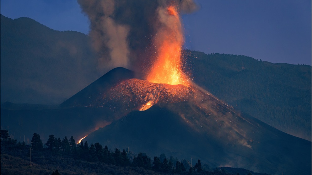 Vulkanausbruch "Cumbre Vieja" auf La Palma im Sonnenuntergang. Der Vulkan spuckt Asche und Lava. Ein Vulkanausbruch hinterlässt viel Zerstörung.  | Bild: Wochit/getty_images_dynamic