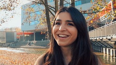 Sehri Takmaz vor ihrer Hochschule | Bild: BR