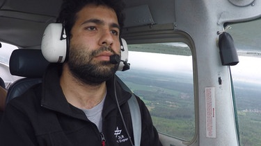 Akram macht den Pilotenschein. | Bild: BR