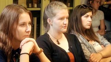 Drei Studentinnen lauschen der Geschichte der Waldenser, deren Mitglieder von der katholischen Kirche verfolgt wurden. | Bild: BR