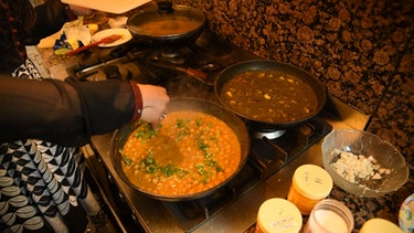 Das vegane Kichererbsen Curry köchelt wie das Linengericht vor sich hin | Bild: BR