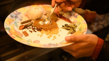 Die Grundgewürze für ein leckeres Curry | Bild: BR