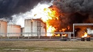 DIESES FOTO WIRD VON DER RUSSISCHEN STAATSAGENTUR TASS ZUR VERFÜGUNG GESTELLT. [BELGOROD, RUSSIA - APRIL 1, 2022: Smoke rises over an oil depot hit by fire. According to the Belgorod City Administration, the fire was caused by an airstrike carried out by two helicopters of the Armed Forces of Ukraine that violated Russian airspace. Video grab. Best quality available. Russian Emergencies Ministry/TASS] | Bild: picture alliance/dpa/Russian Defence Ministry | Russia Emergencies Ministry