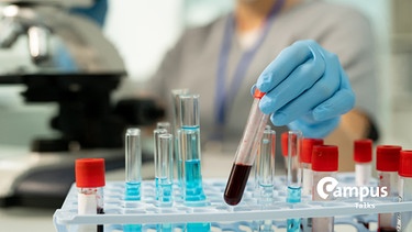 Symbolbild für Blut mit zelluläre Biomarker in Laboratmosphäre mit Campus Talks Logo | Bild: colourbox.com
