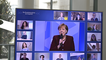Kanzlerin Angela Merkel spricht bei ihrer digitalen Dialogreihe mit Studentinnen und Studenten | Bild: Tobias Schwarz/POOL/dpa 