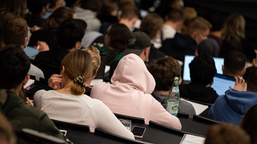 Studenten sitzen in der Vorlesung Mathematik für die Erstsemester des Bachelors Wirtschaftswissenschaften im Audimax in der Universität Hannover. | Bild: picture alliance/dpa | Julian Stratenschulte
