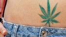 Hanf Tattoo auf Bauch | Bild: picture-alliance/dpa