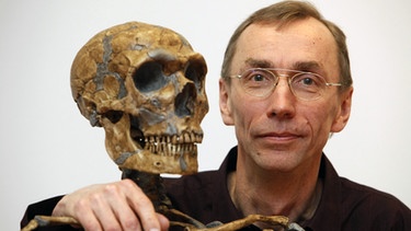 Prof. Svante Pääbo mit Neandertaler Skelett | Bild: picture-alliance/dpa