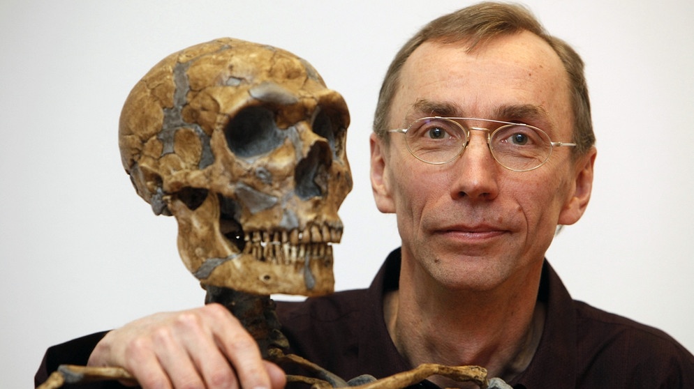 Prof. Svante Pääbo mit Neandertaler Skelett | Bild: picture-alliance/dpa