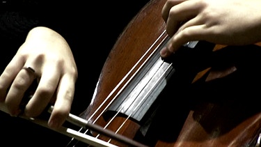 Cello spielen, Hände nah | Bild: BR
