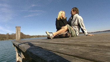 Frau und Mann sitzen auf dem Steg | Bild: BR