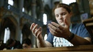 Betende junge Frau in der Kirche | Bild: picture-alliance/dpa