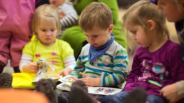 Kleinkinder lesen Bilderbücher  | Bild: picture-alliance/dpa