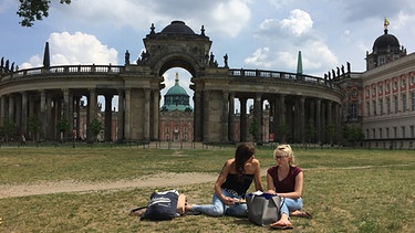 Studentinnen vor der Uni Potsdam, am Neuen Palais | Bild: BR