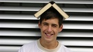 Junge mit Buch auf dem Kopf | Bild: picture-alliance/dpa