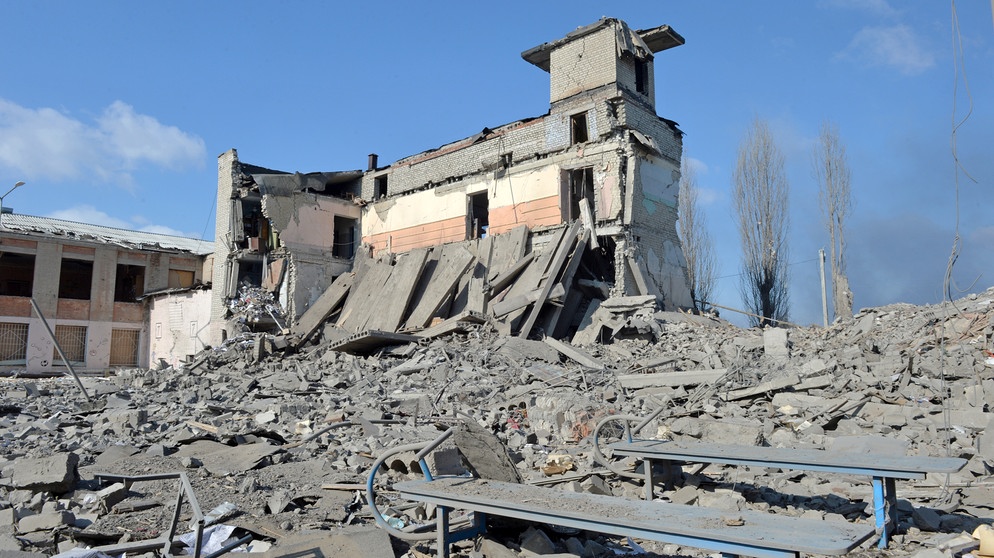 KHARKIV, UKRAINE - MARCH 18: A school in a residential area on the outskirts of KharkÑv, Ukraine destroyed by shelling by Russian troops on March 18, 2022.  | Bild: picture alliance / AA | Stringer