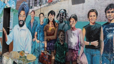 Internationale Atmosphäre: Wandmalereien in Boston erzählen vom Zusammenleben unterschiedlicher Kulturen | Bild: Privat / Charlotte Carnehl