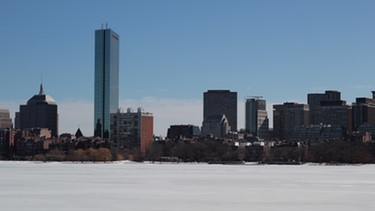 Blick auf die Skyline von Boston - Der Charles River trennt das Zentrum von Boston von Cambridge und Charlestown | Bild: Privat / Charlotte Carnehl