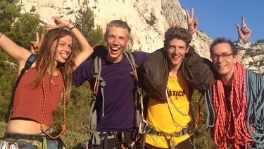 Jakob (2. v. l.) bei einem Kletterausflug in die Calanques in der Nähe von Marseille | Bild: Privat