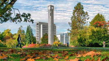 Der „Ladner Clock Tower” ist eines der Wahrzeichen des Campus. Daneben befindet sich die „Irving K. Barber Library“, eine der größten Unibibliotheken des Landes.  | Bild: © University of British Columbia