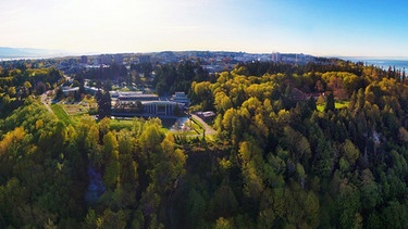 Universität mit Insel-Flair: Der von Wäldern umgebene Campus der UBC liegt am „Point Grey“ im Westen von Vancouver.  | Bild: © University of British Columbia