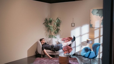Kameramann Daniel entspannt im Sofa-Setting in der Plansequenz "STORYLIFE" | Bild: BR | Jonas Schlögl