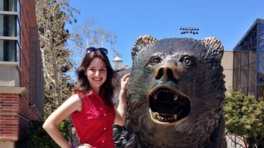Caroline Leicht studiert an der UCLA in Los Angeles. Auf dem Campus der UCLA steht „Joe Bruin“, das Maskottchen der Uni. | Bild: Caroline Leicht