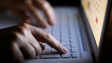 Weibliche erscheindene Hände an einem Laptop | Bild: colourbox.com