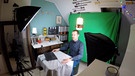 Sprachwissenschaftler Fabian Bross nimmt in seinem Home-Studio eine Vorlesung auf. | Bild: BR