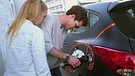 Aufladen eines Wasserstoff-Autos | Bild: picture-alliance/dpa