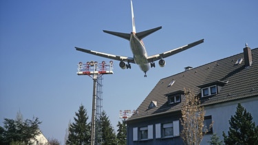 Flugzeug über Wohnhaus | Bild: picture-alliance/dpa
