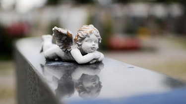 Engel auf Grabstein | Bild: picture-alliance/dpa