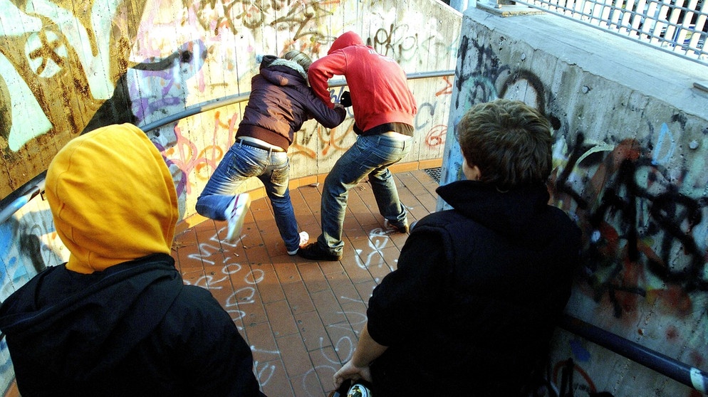 Szene Jugendliche prügeln,  zwei Jugendliche schauen zu | Bild: picture-alliance/dpa