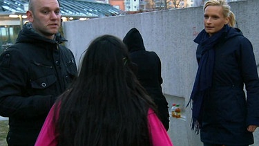 Polizisten in Zivil beim Gespräch mit Mädchen | Bild: BR