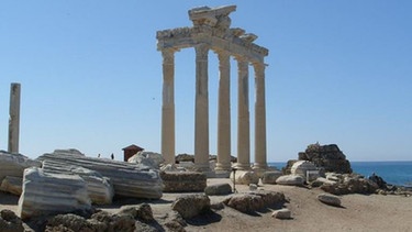 Zwischen Metropole und Antike: Die Ruine eines antiken Tempels | Bild: Dominik Simper