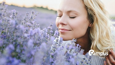 Eine Frau riecht den Duft von Lavendel | Bild: picture alliance / Westend61 | Svetlana Iakusheva