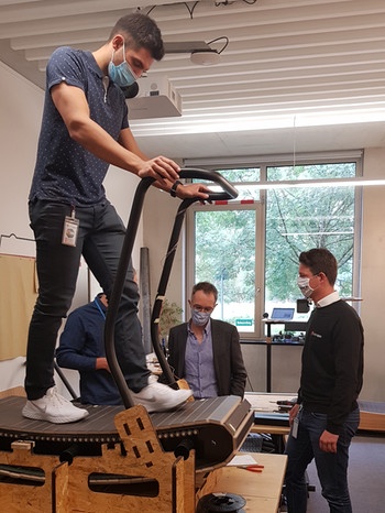 Eric Söhngen beim Weiterentwickeln seines Büro-Laufbands im corona-konformen Show-Room am Gründerzentrum Garching. | Bild: BR/Jan Kerckhoff