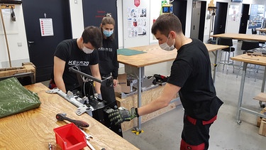 Der Gerüst-Bau-Roboter des Startup Kewazo – Montage im Makerspace an der TU München | Bild: BR/Jan Kerckhoff