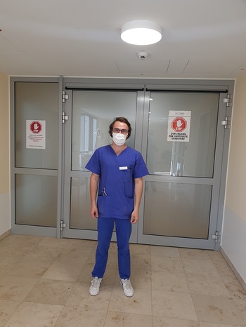 Medizinstudent Moritz in Immenhausen (bei Kassel) in einer Lungenfachklinik als freiwilliger Helfer vor der Intensivstation | Bild: BR
