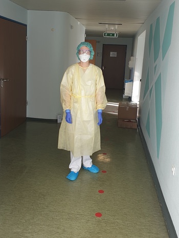 Sarah mit Schutzkleidung in der Erstaufnahme in der Lungenfachklinik in Immenhausen  | Bild: BR