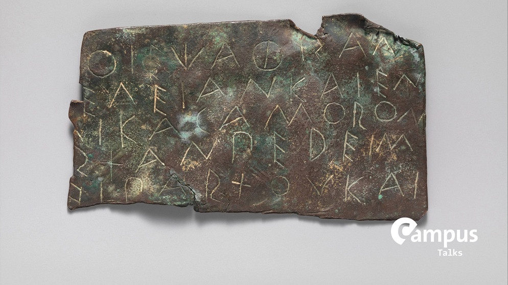 
Bronze fragment of an inscription, Archaic, ca. 490?480 B.C., Greek, Sicilian, Bronze, Overall: 6 11/16 x 3 7/8 in. (17 x 9.8 cm), Bronzes, This inscription is a rare example of Doric script found in Sicily. It concerns a grant of citizenship.
| Bild: picture alliance / Liszt Collection | Liszt Collection