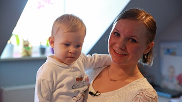 Veronika Adam ist Vollzeitmutter und studiert nebenbei | Bild: Anna-Louise Bath