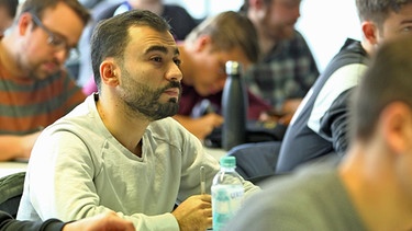Mustafa in der Mathevorlesung an der Hochschule für angewandte Forschung in München | Bild: BR